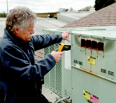 使用紅外測(cè)溫儀測(cè)量屋頂制冷系統(tǒng)。 