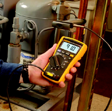 使用DMM和管鉗式探頭測(cè)量液態(tài)管溫度。