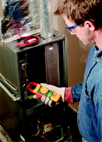 使用鉗形表檢查電流。