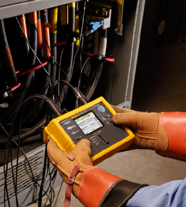 在電力進(jìn)線(xiàn)處連接一臺(tái)電能記錄儀，以進(jìn)行為期 30 天的負(fù)載研究。